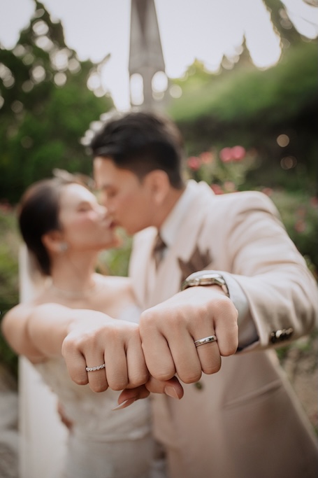 Cô dâu và chú rể trao nụ hôn